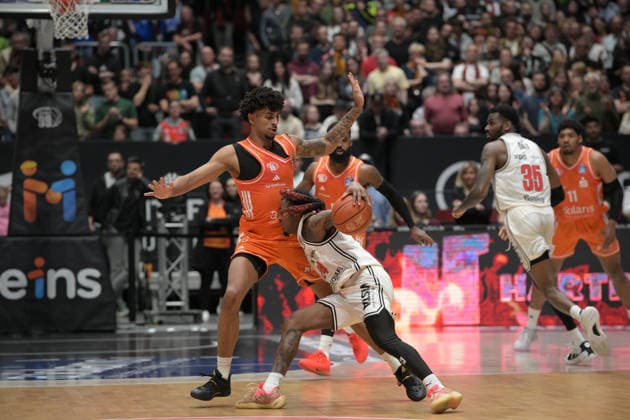 asyCredit Basketball Bundesliga, Matchday 31, Niners Chemnitz BMA365 Bamberg Baskets 27 04 2026 from 20 00 Chemnitz, Chemnitz Arena In the photo Roman Bedime 35 ,Cobe Williams 24 easyCredit Basketball Bundesliga, Matchday 31, Niners Chemnitz BMA365 Bamberg Baskets Chemnitz Saxony Germany Copyright: xEHLxMedia MichelxKöhlerx 20262704-Niners Chemnitz-Bamberg Baskets_054