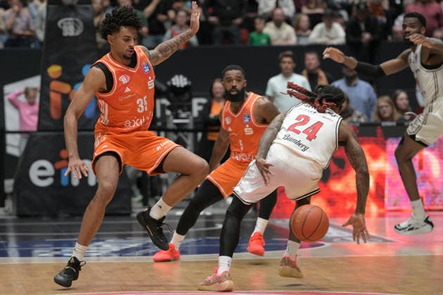 asyCredit Basketball Bundesliga, Matchday 31, Niners Chemnitz BMA365 Bamberg Baskets 27 04 2026 from 20 00 Chemnitz, Chemnitz Arena In the photo Roman Bedime 35 ,Cobe Williams 24 easyCredit Basketball Bundesliga, Matchday 31, Niners Chemnitz BMA365 Bamberg Baskets Chemnitz Saxony Germany Copyright: xEHLxMedia MichelxKöhlerx 20262704-Niners Chemnitz-Bamberg Baskets_055