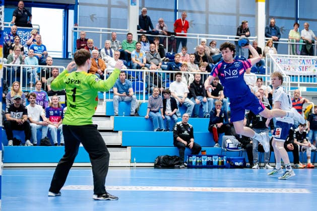 Dormagen, 27 04 2026, Handball, Men, 2 Bundesliga, Matchday 29, 2025 2026 TSV Bayer Dormagen 1 VFL Potsdam Krischa Leis TSV Bayer Dormagen, 7 on goal throw against Frederik Höler 1 VfL Potsdam, 1