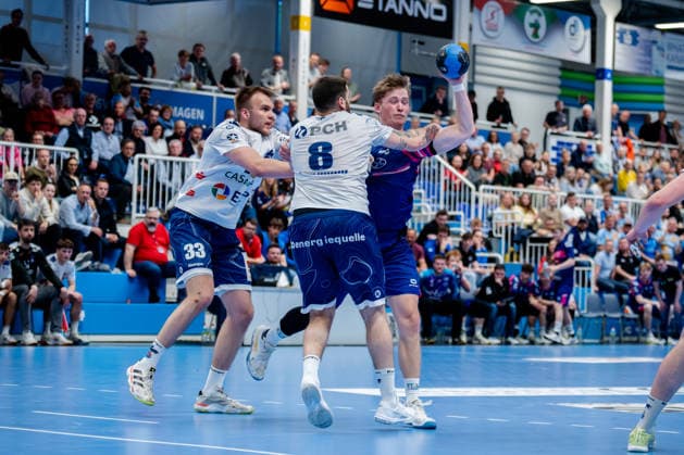 Dormagen, 27 04 2026, Handball, Men, 2 Bundesliga, Matchday 29, 2025 2026 TSV Bayer Dormagen 1 VFL Potsdam Finn Schroven TSV Bayer Dormagen, 19 in duel with Davide Bulzamini 1 VfL Potsdam, 8