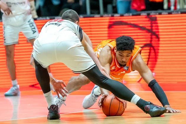 Chemnitz, Germany 27 April 2026 1 BBL 2025 2026 Sp 31 Niners Chemnitz vs Bamberg Baskets In the picture from left in a duel Daniel Keppeler BMA and Kostja Mushidi 99 on the ground Copyright: xFotostandx xNachtigallx