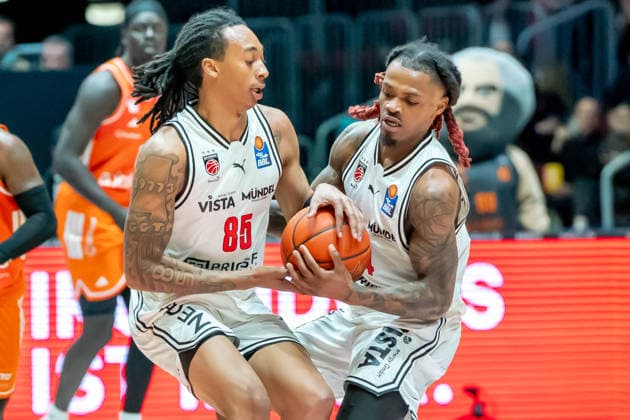 Chemnitz, Germany 27 April 2026 1 BBL 2025 2026 Sp 31 Niners Chemnitz vs Bamberg Baskets In the picture Austin Crowley BMA and Cobe Williams BMA from left secure the ball Copyright: xFotostandx xNachtigallx