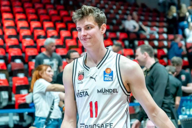 Chemnitz, Germany 27 April 2026 1 BBL 2025 2026 Sp 31 Niners Chemnitz vs Bamberg Baskets In the picture Richard Balint BMA is happy about the victory in Chemnitz Copyright: xFotostandx xNachtigallx