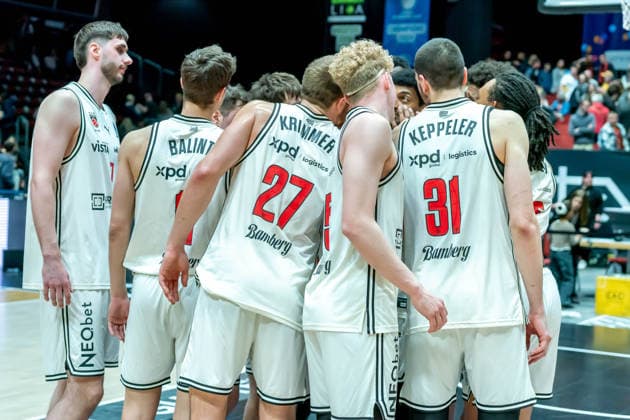 Chemnitz, Germany 27 April 2026 1 BBL 2025 2026 Sp 31 Niners Chemnitz vs Bamberg Baskets In the picture The Bamberg players form a team circle after the final siren to close ranks Copyright: xFotostandx xNachtigallx