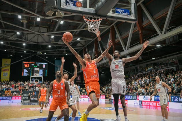 asyCredit Basketball Bundesliga, Matchday 31, Niners Chemnitz BMA365 Bamberg Baskets 27 04 2026 from 20 00 Chemnitz, Chemnitz Arena In photo Kevin Yebo 0 , Ejiofor EJ Onu 35 easyCredit Basketball Bundesliga, Matchday 31, Niners Chemnitz BMA365 Bamberg Baskets Chemnitz Saxony Germany Copyright: xEHLxMedia MichelxKöhlerx 20262704-Niners Chemnitz-Bamberg Baskets_073