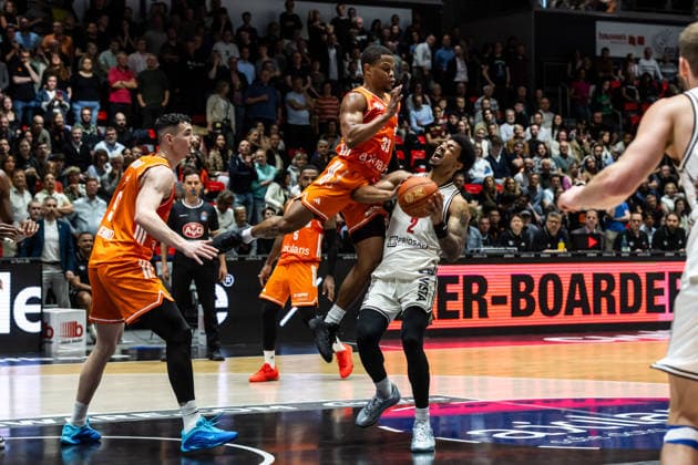 GER, easy Credit Basketball Bundesliga, Niners Chemnitz BMA365 Bamberg Baskets 27 04 2026, Messe, Chemnitz, GER, easy Credit Basketball Bundesliga, Niners Chemnitz BMA365 Bamberg Baskets Ibi Watson BMA365 Bamberg Baskets, 2 , Eric Washington Niners Chemnitz, 33 Foto Alexander Trienitz Chemnitz Messe Sachsen Germany