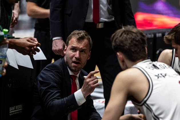 GER, easy Credit Basketball Bundesliga, Niners Chemnitz BMA365 Bamberg Baskets 27 04 2026, Messe, Chemnitz, GER, easy Credit Basketball Bundesliga, Niners Chemnitz BMA365 Bamberg Baskets Anton Gavel Head Coach , BMA365 Bamberg Baskets talks to his players Photo Alexander Trienitz Chemnitz Messe Sachsen Germany
