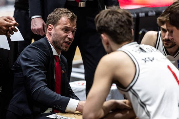GER, easy Credit Basketball Bundesliga, Niners Chemnitz BMA365 Bamberg Baskets 27 04 2026, Messe, Chemnitz, GER, easy Credit Basketball Bundesliga, Niners Chemnitz BMA365 Bamberg Baskets Anton Gavel Head Coach , BMA365 Bamberg Baskets talks to his players Photo Alexander Trienitz Chemnitz Messe Sachsen Germany