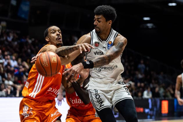GER, easy Credit Basketball Bundesliga, Niners Chemnitz BMA365 Bamberg Baskets 27 04 2026, Messe, Chemnitz, GER, easy Credit Basketball Bundesliga, Niners Chemnitz BMA365 Bamberg Baskets Ibi Watson BMA365 Bamberg Baskets, 2 , Kevin Yebo Niners Chemnitz, 0 Foto Alexander Trienitz Chemnitz Messe Sachsen Germany