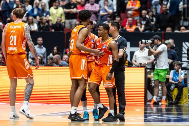GER, easy Credit Basketball Bundesliga, Niners Chemnitz BMA365 Bamberg Baskets 27 04 2026, Messe, Chemnitz, GER, easy Credit Basketball Bundesliga, Niners Chemnitz BMA365 Bamberg Baskets Eric Washington Niners Chemnitz, 33 is held back by his teammates Photo Alexander Trienitz Chemnitz Messe Sachsen Germany