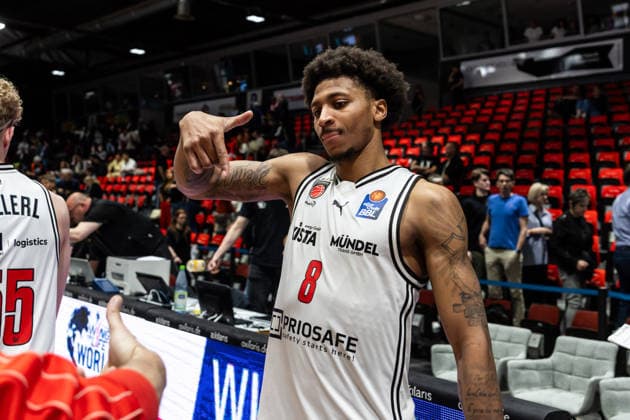 GER, easy Credit Basketball Bundesliga, Niners Chemnitz BMA365 Bamberg Baskets 27 04 2026, Messe, Chemnitz, GER, easy Credit Basketball Bundesliga, Niners Chemnitz BMA365 Bamberg Baskets Demarcus Demonia BMA365 Bamberg Baskets, 8 cheers Photo Alexander Trienitz Chemnitz Messe Sachsen Germany