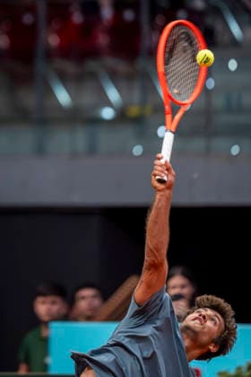 Mutua Madrid Open - Day Eight MADRID, SPAIN - APRIL 27: Flavio Cobolli of Italy serves against Adolfo Daniel Vallejo of Paraguay during their MenÕs Singles Round of 32 match during the Mutua Madrid Open 2026 tournament celebrated at La Caja Magica on April 27, 2026 in Madrid, Spain. Madrid La Caja Magica Madrid Spain Copyright: xAlbertoxGardinx AGardin_20260427_Tennis_Madrid_Day8_0680