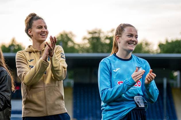 Franziska Harsch 17 TSG Hoffenheim and Nikee van Dijk 25 TSG Hoffenheim applaud together at the Dietmar Hopp Stadium GPFBL TSG Hoffenheim 1 FC Köln, 27 04 2026 Copyright: xSpeedshotx