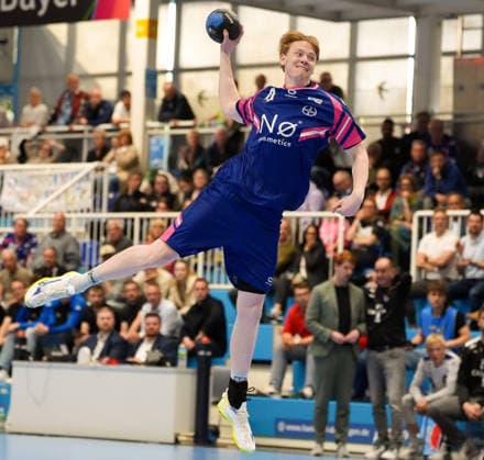 Vinzent Bertl (TSV Bayer Dormagen, 4) shoots the ball TSV Bayer Dormagen vs 1. VfL Potsdam, 2. Handball Bundesliga, 29. Spieltag, Saison 2025 2026, TSV Bayer Sportcenter, GER, 27.04.2026 Foto: HMB Media Scott W. Coleman Dormagen TSV Bayer Sportcenter Nordrhein-Westfalen GER Copyright: xScottxW.xColemanx