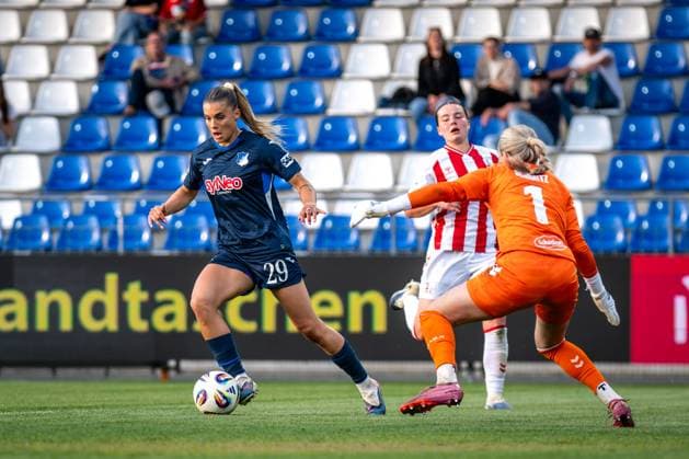 Selina Cerci 29 TSG Hoffenheim with the ball while Amelie Bohnen 15 1 FC Köln and goalkeeper Lisa Schmitz 1 1 FC Köln defend at Dietmar Hopp Stadion GPFBL TSG Hoffenheim 1 FC Köln, 27 04 2026 Copyright: xSpeedshotx