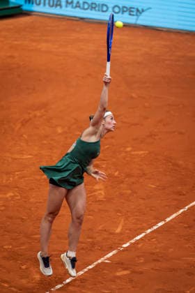 Mutua Madrid Open - Day Eight MADRID, SPAIN - APRIL 27: Marta Kostyuk of Ukraine serves against Caty McNally of United States during the Women s Singles Fourth Round during the Mutua Madrid Open 2026 tournament celebrated at La Caja Magica on April 27, 2026 in Madrid, Spain. Madrid La Caja Magica Madrid Spain Copyright: xAlbertoxGardinx AGardin_20260427_Tennis_Madrid_Day8_0697