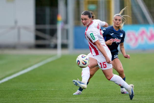 v li Amelie Bohnen Köln, 15 , Selina Cerci TSG, 29 , duel, duel, tackle, tackling, dynamics, action, action, 27 04 2026, Sinsheim Hoffenheim Germany , Soccer, Google Pixel Women Bundesliga, TSG 1899 Hoffenheim 1 FC Köln, DFB DFL REGULATIONS PROHIBIT ANY USE OF PHOTOGRAPHS AS IMAGE SEQUENCES AND OR QUASI VIDEO xozx