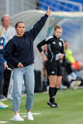 Eva Maria Virsinger head coach, coach, TSG , gives instructions, gestures, gestures with arms, cropped, full body, single image, single photo, action, action, on the sidelines, on the sidelines, 27 04 2026, Sinsheim Hoffenheim Germany , Soccer, Google Pixel Women Bundesliga, TSG 1899 Hoffenheim 1 FC Köln, DFB DFL REGULATIONS PROHIBIT ANY USE OF PHOTOGRAPHS AS IMAGE SEQUENCES AND OR QUASI VIDEO xozx