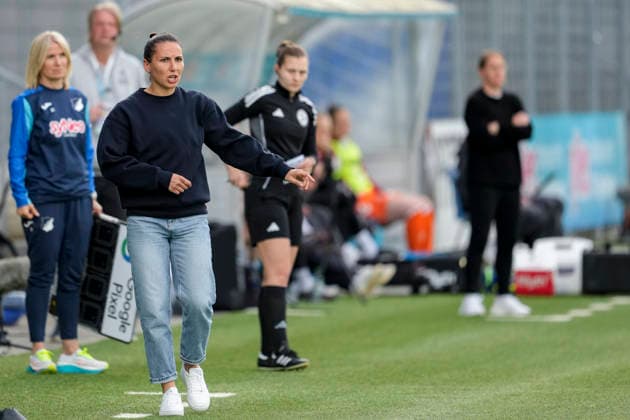 Eva Maria Virsinger head coach, coach, TSG , gives instructions, gestures, gestures with arms, cropped, full body, single image, single photo, action, action, on the sidelines, on the sidelines, 27 04 2026, Sinsheim Hoffenheim Germany , Soccer, Google Pixel Women Bundesliga, TSG 1899 Hoffenheim 1 FC Köln, DFB DFL REGULATIONS PROHIBIT ANY USE OF PHOTOGRAPHS AS IMAGE SEQUENCES AND OR QUASI VIDEO xozx