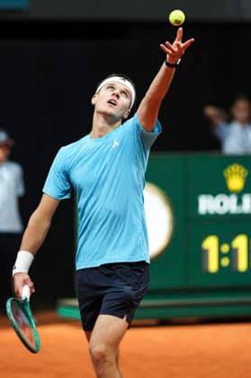 April 27, 2026, Madrid, Madrid, Spain: Jakub Mensik of Czech Republic plays against Karen Khachanov of Russia during the Mutua Madrid Open 2026, ATP, Tennis Herren Masters 1000 and WTA, Tennis Damen 1000, at La Caja Magica on April 27, 2026 in Madrid, Spain. Madrid Spain - ZUMAa181 20260427_zaa_a181_697 Copyright: xIrinaxR.xHipolitox