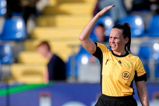 Celina Sophie Böhm referee, gives instructions, gestures, gesticulates with arms, single image, single photo, action, action, 27 04 2026, Sinsheim Hoffenheim Germany , Football, Google Pixel Women Bundesliga, TSG 1899 Hoffenheim 1 FC Köln, DFB DFL REGULATIONS PROHIBIT ANY USE OF PHOTOGRAPHS AS IMAGE SEQUENCES AND OR QUASI VIDEO xozx