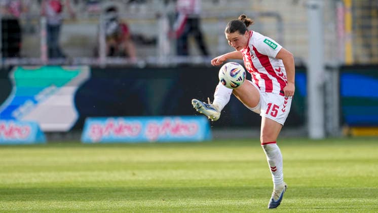 Amelie Bohnen Cologne, 15 , on the ball, cropped, full body, single image, single photo, action, action, 27 04 2026, Sinsheim Hoffenheim Germany , Soccer, Google Pixel Women Bundesliga, TSG 1899 Hoffenheim 1 FC Köln, DFB DFL REGULATIONS PROHIBIT ANY USE OF PHOTOGRAPHS AS IMAGE SEQUENCES AND OR QUASI VIDEO xozx