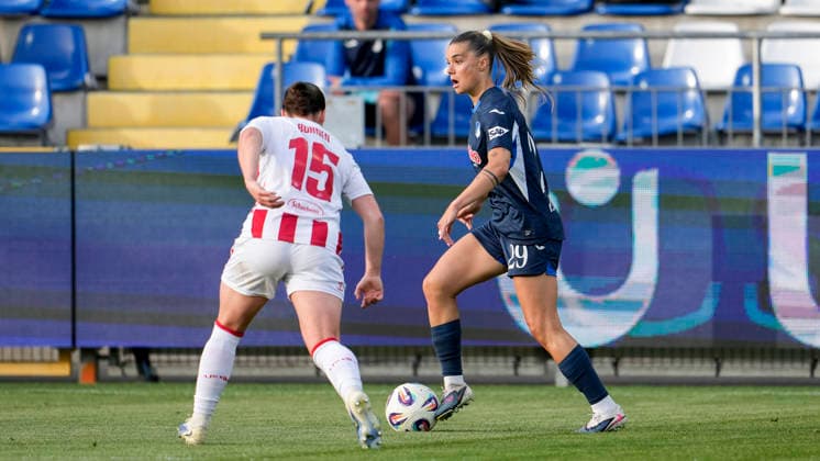 v li Amelie Bohnen Köln, 15 , Selina Cerci TSG, 29 , duel, duel, tackle, tackling, dynamics, action, action, 27 04 2026, Sinsheim Hoffenheim Germany , Soccer, Google Pixel Women Bundesliga, TSG 1899 Hoffenheim 1 FC Köln, DFB DFL REGULATIONS PROHIBIT ANY USE OF PHOTOGRAPHS AS IMAGE SEQUENCES AND OR QUASI VIDEO xozx