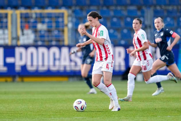 Sara Agrez Cologne, 4 , on the ball, cropped, full body, single image, single photo, action, action, 27 04 2026, Sinsheim Hoffenheim Germany , Soccer, Google Pixel Women Bundesliga, TSG 1899 Hoffenheim 1 FC Köln, DFB DFL REGULATIONS PROHIBIT ANY USE OF PHOTOGRAPHS AS IMAGE SEQUENCES AND OR QUASI VIDEO xozx