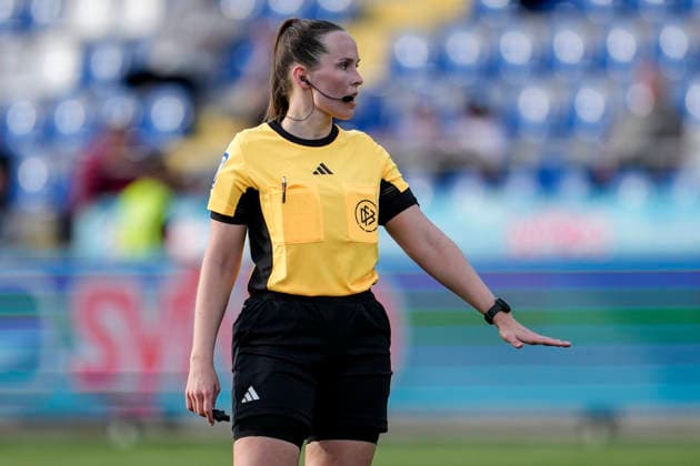 Celina Sophie Böhm referee, gives instructions, gestures, gesticulates with arms, single image, single photo, action, action, 27 04 2026, Sinsheim Hoffenheim Germany , Football, Google Pixel Women Bundesliga, TSG 1899 Hoffenheim 1 FC Köln, DFB DFL REGULATIONS PROHIBIT ANY USE OF PHOTOGRAPHS AS IMAGE SEQUENCES AND OR QUASI VIDEO xozx