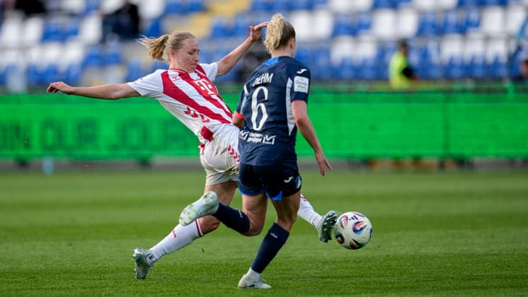 v li Pauline Bremer Köln, 11 , Vanessa Diehm TSG, 6, Kapitänin , Zweikampf, Spielzene, Duell, duel, tackle, tackling, Dynamik, Action, Aktion, 27 04 2026, Sinsheim Hoffenheim Deutschland , Fußball, Google Pixel Frauen Bundesliga, TSG 1899 Hoffenheim 1 FC Köln, DFB DFL REGULATIONS PROHIBIT ANY USE OF PHOTOGRAPHS AS IMAGE SEQUENCES AND OR QUASI VIDEO xozx