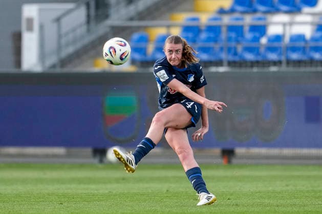 Lisa Doorn TSG, 14 , on the ball, cropped, full body, single image, single photo, action, action, 27 04 2026, Sinsheim Hoffenheim Germany , Soccer, Google Pixel Women Bundesliga, TSG 1899 Hoffenheim 1 FC Köln, DFB DFL REGULATIONS PROHIBIT ANY USE OF PHOTOGRAPHS AS IMAGE SEQUENCES AND OR QUASI VIDEO xozx