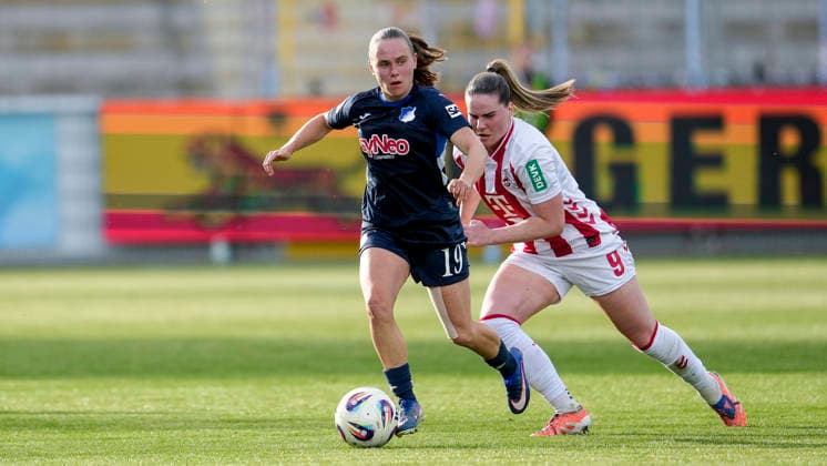 v li Marie Steiner TSG, 19 , Adriana Achcinska Köln, 9 , duel, duel, tackle, tackling, dynamics, action, action, 27 04 2026, Sinsheim Hoffenheim Germany , Football, Google Pixel Women Bundesliga, TSG 1899 Hoffenheim 1 FC Köln, DFB DFL REGULATIONS PROHIBIT ANY USE OF PHOTOGRAPHS AS IMAGE SEQUENCES AND OR QUASI VIDEO xozx