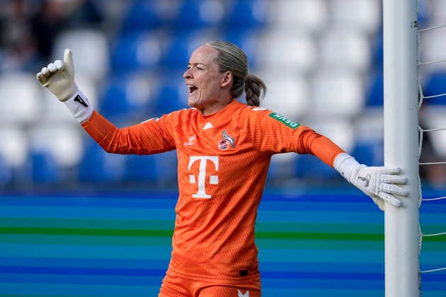 Lisa Schmitz Goalkeeper, Goalkeeper, Cologne, 1 , gives instructions, gestures, gesticulates with arms, single image, single photo, action, action, 27 04 2026, Sinsheim Hoffenheim Germany , Football, Google Pixel Women Bundesliga, TSG 1899 Hoffenheim 1 FC Köln, DFB DFL REGULATIONS PROHIBIT ANY USE OF PHOTOGRAPHS AS IMAGE SEQUENCES AND OR QUASI VIDEO xozx