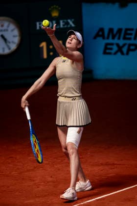 Mutua Madrid Open - Day Eight MADRID, SPAIN - APRIL 27: Anna Bondar of Hungary serves against Mirra Andreeva during their match on Day 8 during the Mutua Madrid Open 2026 tournament celebrated at La Caja Magica on April 27, 2026 in Madrid, Spain. Madrid La Caja Magica Madrid Spain Copyright: xAlbertoxGardinx AGardin_20260427_Tennis_Madrid_Day8_0770
