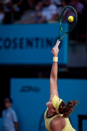 Mutua Madrid Open - Day Eight MADRID, SPAIN - APRIL 27: Mirra Andreeva serves against Anna Bondar of Hungary during their match on Day 8 during the Mutua Madrid Open 2026 tournament celebrated at La Caja Magica on April 27, 2026 in Madrid, Spain. Madrid La Caja Magica Madrid Spain Copyright: xAlbertoxGardinx AGardin_20260427_Tennis_Madrid_Day8_0772