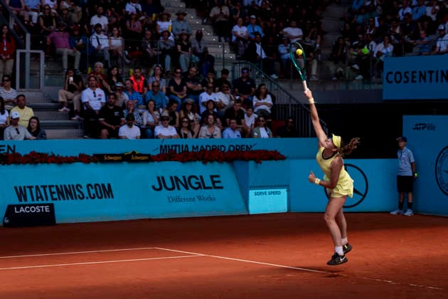 Mutua Madrid Open - Day Eight MADRID, SPAIN - APRIL 27: Mirra Andreeva serves against Anna Bondar of Hungary during their match on Day 8 during the Mutua Madrid Open 2026 tournament celebrated at La Caja Magica on April 27, 2026 in Madrid, Spain. Madrid La Caja Magica Madrid Spain Copyright: xAlbertoxGardinx AGardin_20260427_Tennis_Madrid_Day8_0779