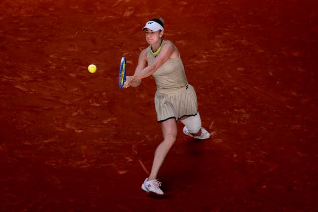 Mutua Madrid Open - Day Eight MADRID, SPAIN - APRIL 27: Anna Bondar of Hungary plays a backhand against Mirra Andreeva during their match on Day 8 during the Mutua Madrid Open 2026 tournament celebrated at La Caja Magica on April 27, 2026 in Madrid, Spain. Madrid La Caja Magica Madrid Spain Copyright: xAlbertoxGardinx AGardin_20260427_Tennis_Madrid_Day8_0781