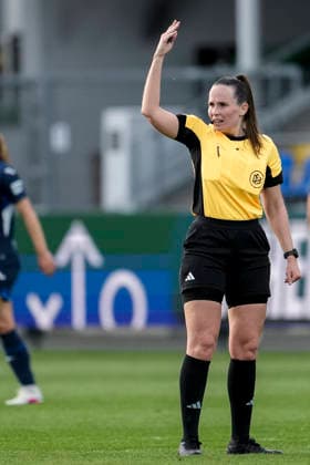 Celina Sophie Böhm referee, gives instructions, gestures, gesticulates with arms, cropped image, full body, single image, single photo, action, action, 27 04 2026, Sinsheim Hoffenheim Germany , Football, Google Pixel Women Bundesliga, TSG 1899 Hoffenheim 1 FC Köln, DFB DFL REGULATIONS PROHIBIT ANY USE OF PHOTOGRAPHS AS IMAGE SEQUENCES AND OR QUASI VIDEO xozx