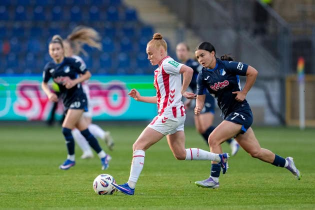 v li Laura Vogt Cologne, 8 , Naomi Luyet TSG, 7 , duel, duel, tackle, tackling, dynamics, action, action, 27 04 2026, Sinsheim Hoffenheim Germany , Football, Google Pixel Women Bundesliga, TSG 1899 Hoffenheim 1 FC Köln, DFB DFL REGULATIONS PROHIBIT ANY USE OF PHOTOGRAPHS AS IMAGE SEQUENCES AND OR QUASI VIDEO xozx