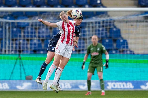 v li Anna Lena Stolze Cologne, 7 , Wielle Douma Wianda Ellen Geertruida Douma, TSG, 13 , at header, header duel, game scene, duel in the air, action, action, 27 04 2026, Sinsheim Hoffenheim Germany , Football, Google Pixel Women Bundesliga, TSG 1899 Hoffenheim 1 FC Köln, DFB DFL REGULATIONS PROHIBIT ANY USE OF PHOTOGRAPHS AS IMAGE SEQUENCES AND OR QUASI VIDEO xozx