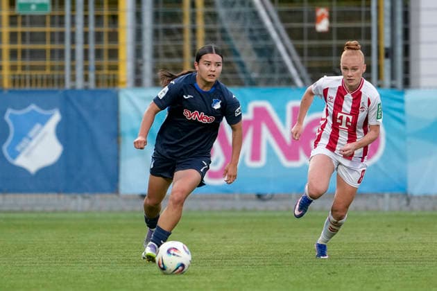 v li Naomi Luyet TSG, 7 , Laura Vogt Köln, 8 , Action, Action, Game scene, 27 04 2026, Sinsheim Hoffenheim Germany , Soccer, Google Pixel Women Bundesliga, TSG 1899 Hoffenheim 1 FC Köln, DFB DFL REGULATIONS PROHIBIT ANY USE OF PHOTOGRAPHS AS IMAGE SEQUENCES AND OR QUASI VIDEO xozx