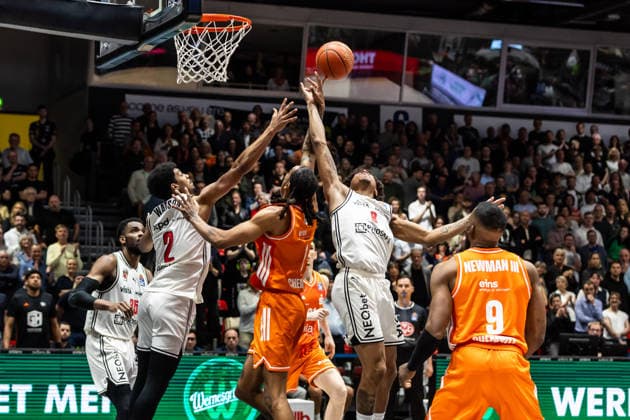 GER, easy Credit Basketball Bundesliga, Niners Chemnitz BMA365 Bamberg Baskets 27 04 2026, Messe, Chemnitz, GER, easy Credit Basketball Bundesliga, Niners Chemnitz BMA365 Bamberg Baskets Kevin Yebo Niners Chemnitz, 0 in the fight for the ball Photo Alexander Trienitz Chemnitz Messe Sachsen Germany