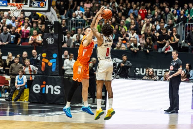 GER, easy Credit Basketball Bundesliga, Niners Chemnitz BMA365 Bamberg Baskets 27 04 2026, Messe, Chemnitz, GER, easy Credit Basketball Bundesliga, Niners Chemnitz BMA365 Bamberg Baskets Demarcus Demonia BMA365 Bamberg Baskets, 8 , Yordan Minchev Niners Chemnitz, 91 Foto Alexander Trienitz Chemnitz Messe Sachsen Germany