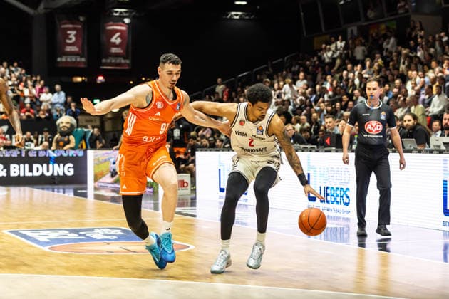 GER, easy Credit Basketball Bundesliga, Niners Chemnitz BMA365 Bamberg Baskets 27 04 2026, Messe, Chemnitz, GER, easy Credit Basketball Bundesliga, Niners Chemnitz BMA365 Bamberg Baskets Ibi Watson BMA365 Bamberg Baskets, 2 , Yordan Minchev Niners Chemnitz, 91 Foto Alexander Trienitz Chemnitz Messe Sachsen Germany
