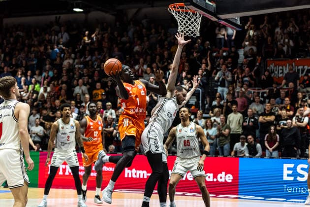 GER, easy Credit Basketball Bundesliga, Niners Chemnitz BMA365 Bamberg Baskets 27 04 2026, Messe, Chemnitz, GER, easy Credit Basketball Bundesliga, Niners Chemnitz BMA365 Bamberg Baskets Aher Uguak Niners Chemnitz, 1 , Daniel Keppeler BMA365 Bamberg Baskets, 31 Foto Alexander Trienitz Chemnitz Messe Sachsen Germany