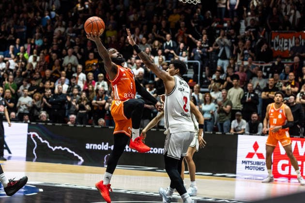 GER, easy Credit Basketball Bundesliga, Niners Chemnitz BMA365 Bamberg Baskets 27 04 2026, Messe, Chemnitz, GER, easy Credit Basketball Bundesliga, Niners Chemnitz BMA365 Bamberg Baskets Corey Davis Jr Niners Chemnitz, 5 , Ibi Watson BMA365 Bamberg Baskets, 2 Foto Alexander Trienitz Chemnitz Messe Sachsen Germany