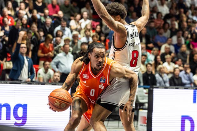 GER, easy Credit Basketball Bundesliga, Niners Chemnitz BMA365 Bamberg Baskets 27 04 2026, Messe, Chemnitz, GER, easy Credit Basketball Bundesliga, Niners Chemnitz BMA365 Bamberg Baskets Kevin Yebo Niners Chemnitz, 0 , Demarcus Demonia BMA365 Bamberg Baskets, 8 Foto Alexander Trienitz Chemnitz Messe Sachsen Germany