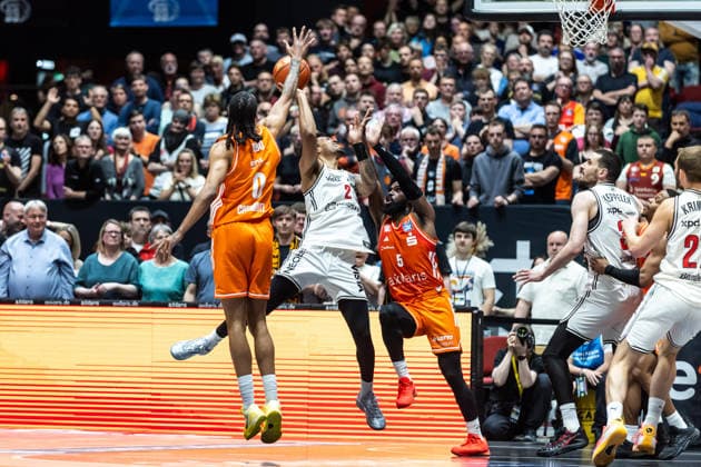 GER, easy Credit Basketball Bundesliga, Niners Chemnitz BMA365 Bamberg Baskets 27 04 2026, Messe, Chemnitz, GER, easy Credit Basketball Bundesliga, Niners Chemnitz BMA365 Bamberg Baskets Ibi Watson BMA365 Bamberg Baskets, 2 , Kevin Yebo Niners Chemnitz, 0 Foto Alexander Trienitz Chemnitz Messe Sachsen Germany