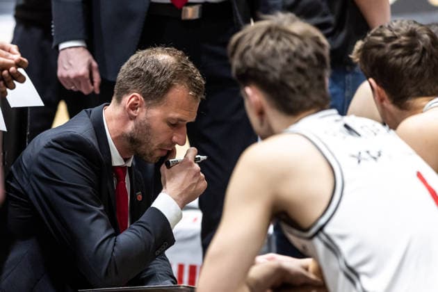 GER, easy Credit Basketball Bundesliga, Niners Chemnitz BMA365 Bamberg Baskets 27 04 2026, Messe, Chemnitz, GER, easy Credit Basketball Bundesliga, Niners Chemnitz BMA365 Bamberg Baskets Anton Gavel Head Coach , BMA365 Bamberg Baskets talks to his players Photo Alexander Trienitz Chemnitz Messe Sachsen Germany