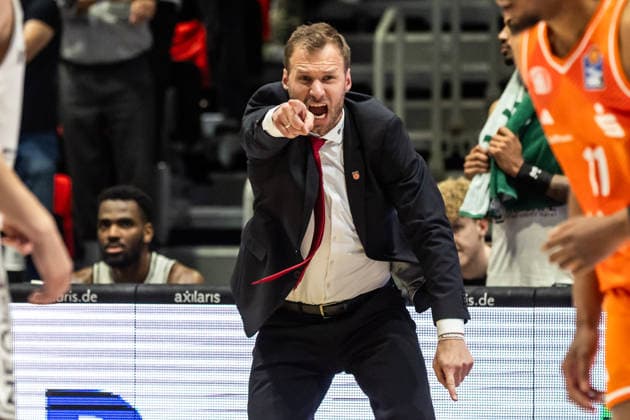 GER, easy Credit Basketball Bundesliga, Niners Chemnitz BMA365 Bamberg Baskets 27 04 2026, Messe, Chemnitz, GER, easy Credit Basketball Bundesliga, Niners Chemnitz BMA365 Bamberg Baskets Anton Gavel Head Coach , BMA365 Bamberg Baskets gives hand signal Photo Alexander Trienitz Chemnitz Messe Sachsen Germany